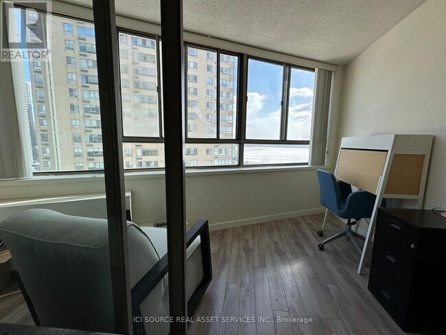 Building Photo - 270 Queens Quay W