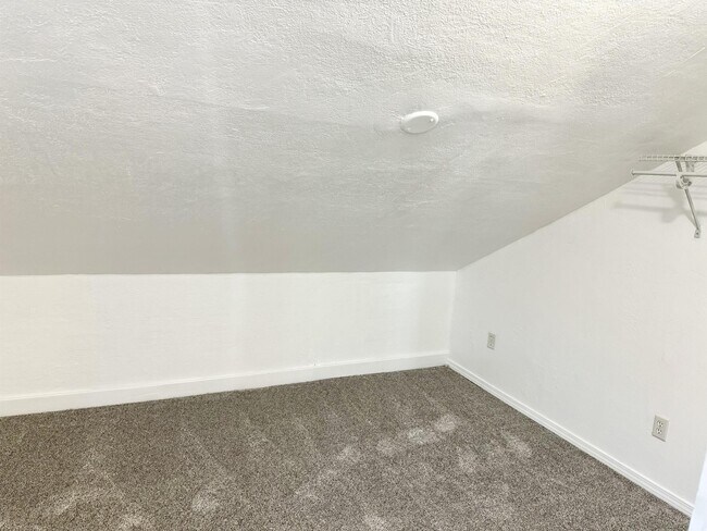 Building Photo - 424 3rd St S
