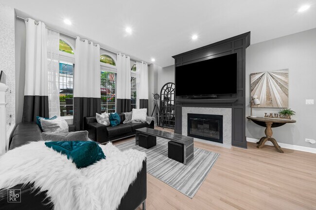 Building Photo - 355 W Superior St