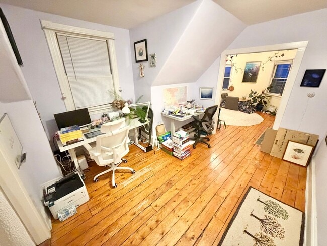 Photo - 2 Bedroom Apartment + Bonus Room Downtown Burlington Available 6/1