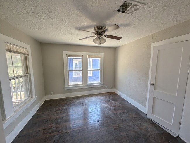 Building Photo - 613 6th St