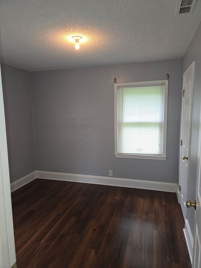 Building Photo - Duplex Available