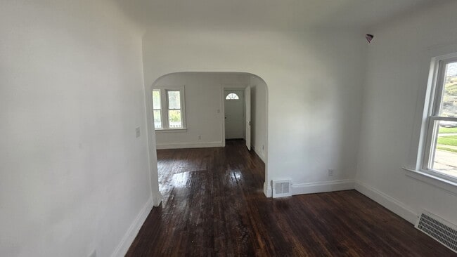 Building Photo - 3621 E 154th St