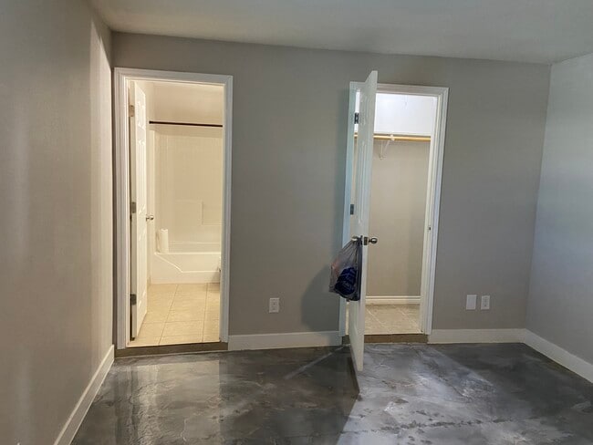 Building Photo - 407 W Stoddard Ave