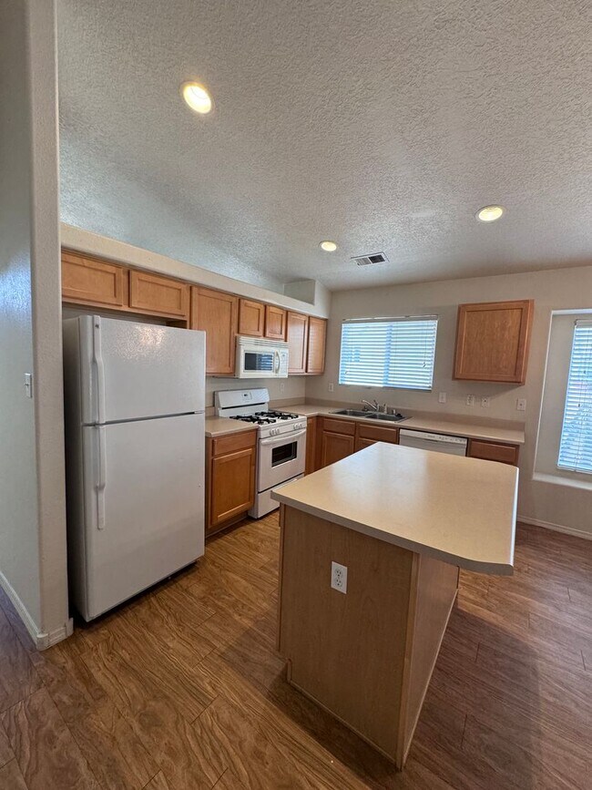 Building Photo - 4 bed 2 bath home in Huning Ranch Subdivis...