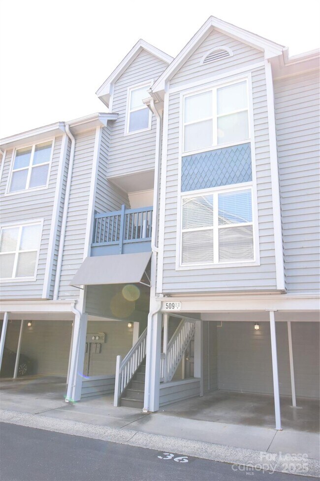 Building Photo - 509 N Graham St