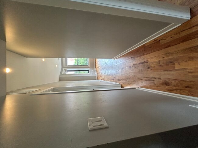 Building Photo - 751 W Buckingham Pl