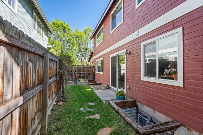 Foto del edificio - Prime Location | Spacious 4BD Home with El...