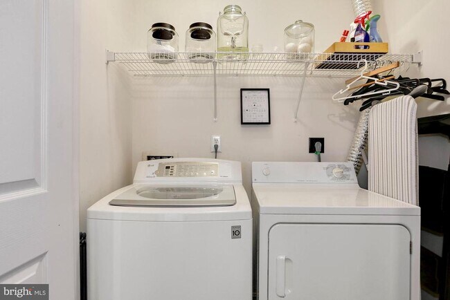 Foto del edificio - 8549 Towne Manor Ct