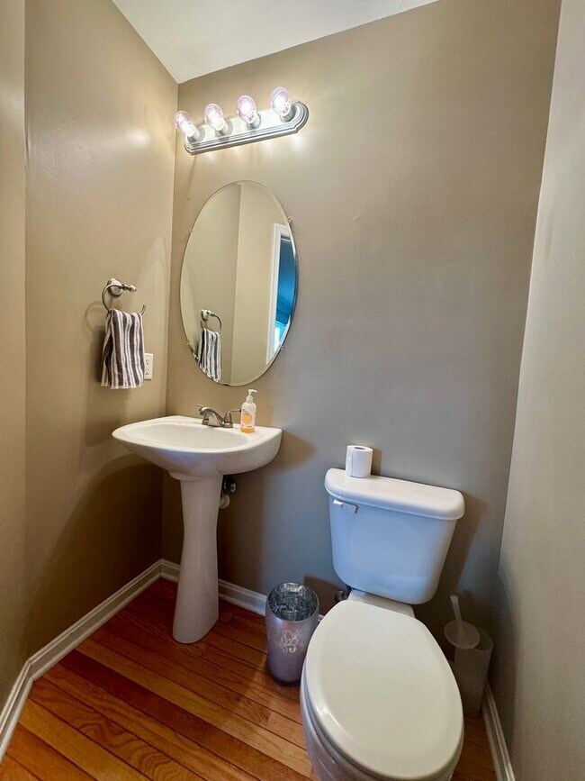 Foto del edificio - Exquisite 3-Bedroom Townhome with Modern A...