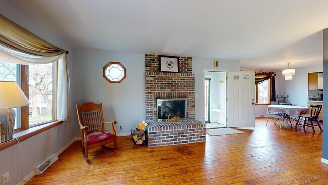 Building Photo - 717 Front St