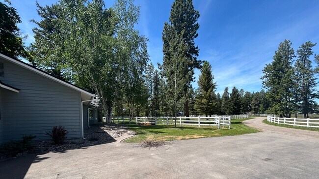 Foto del edificio - ~5 bedroom in a Picturesque Country Setting~