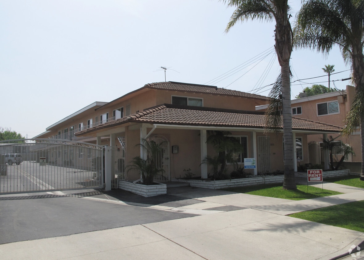 11026 Pangborn Ave - Pine Crest Apartments