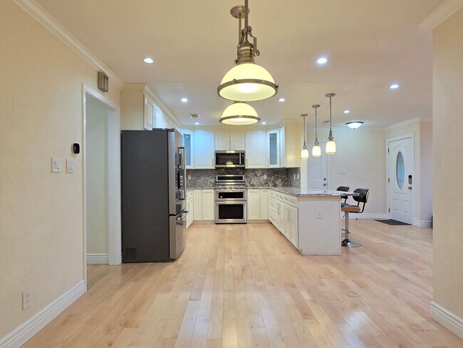 Foto del edificio - Beautifully Remastered Duet Home, Completely Renovated, A/C, Breakfast Bar, SS Appliances, W/D, W...