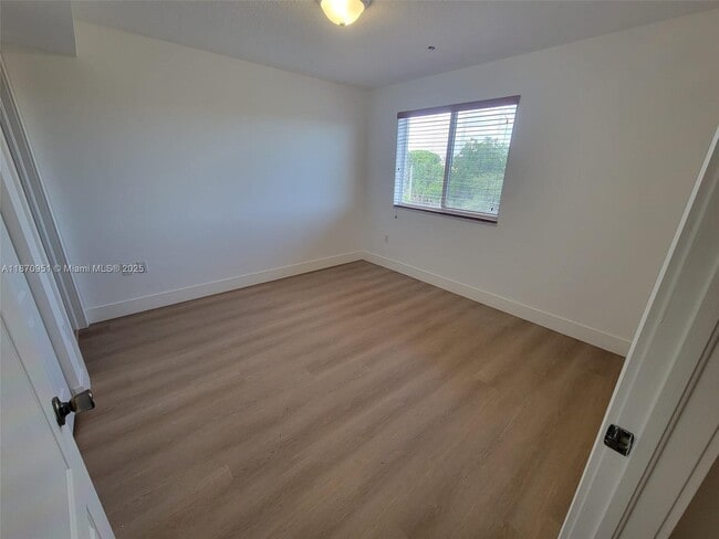 Foto del edificio - 357 N Royal Poinciana Blvd