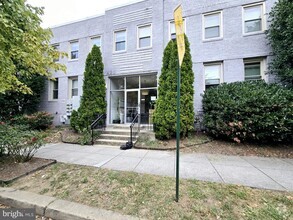 Building Photo - 423 18th St NE