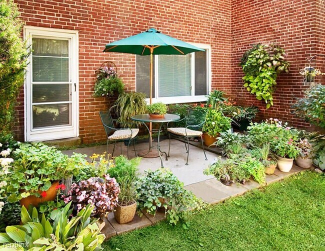 Building Photo - 1 br, 1.5 bath House - 2 Sherman Rd South ...