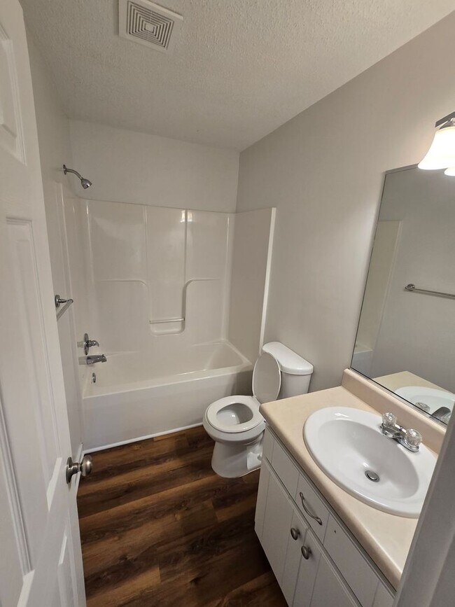 Foto del edificio - REMODELED - 3 bedroom house in Petersburg