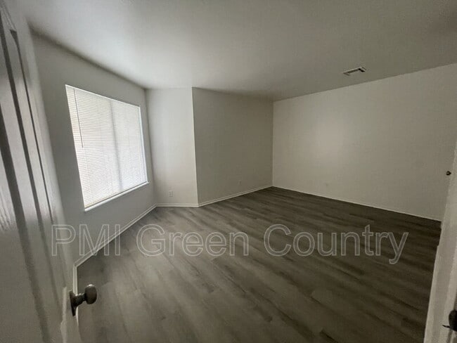 Building Photo - 1802 E 66th Pl