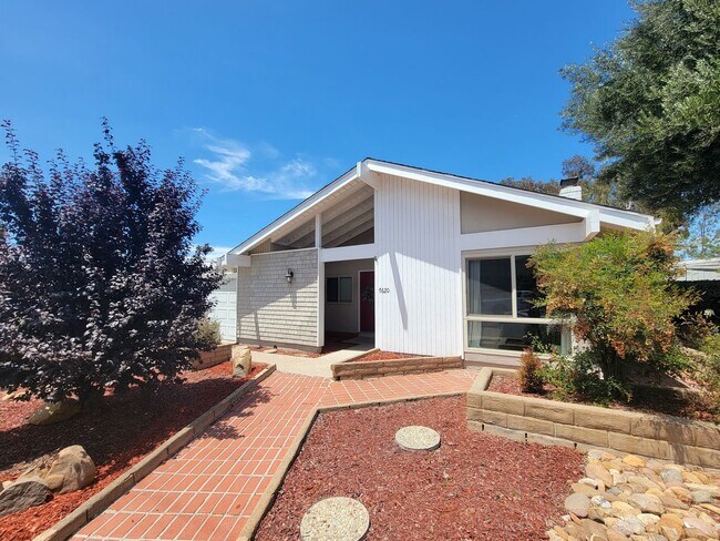 Foto del edificio - Darling, Move-In Ready Home in Highly Sought After Neighborhood w/ a Great View!!