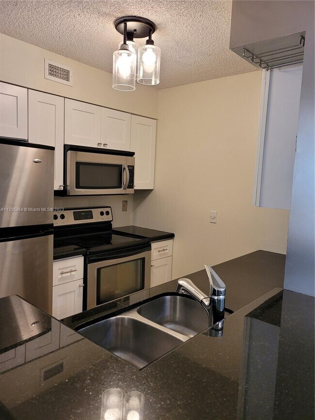 Foto del edificio - 2861 N Oakland Forest Dr