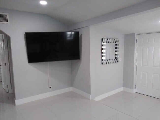 Foto del edificio - 5327 NW 24th Ct