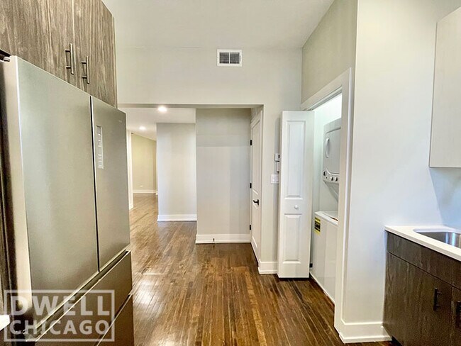 Foto del edificio - 2955 N Milwaukee Ave