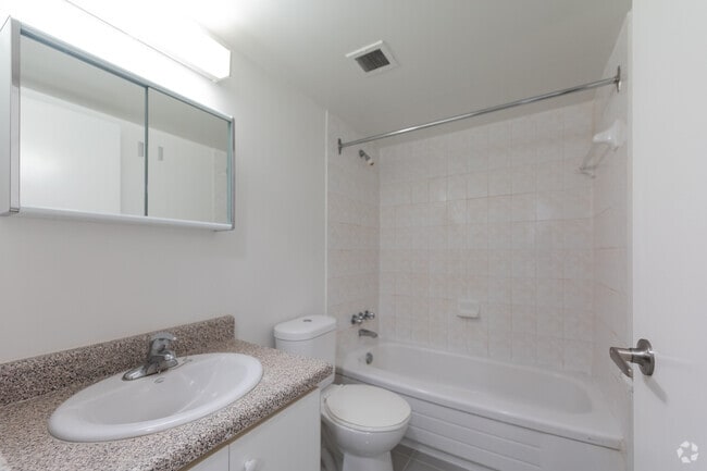 1BR, 1BA - 676SF - Bathroom - Robin Hood