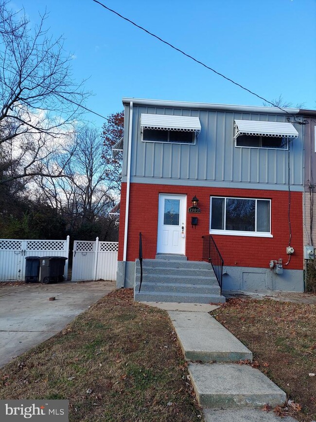 Building Photo - 2300 Columbia Pl
