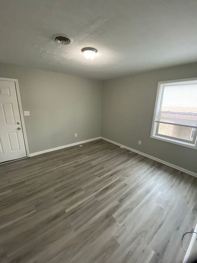 Building Photo - 150 Landings Dr