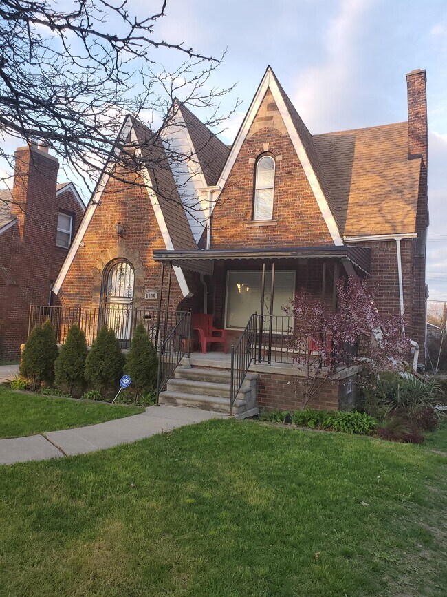 Building Photo - 8596 Pinehurst St