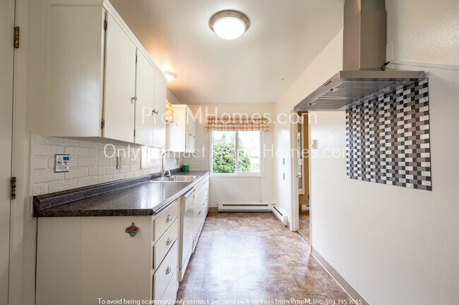 Building Photo - Charming Two Bedroom, One Bath Home Coming...