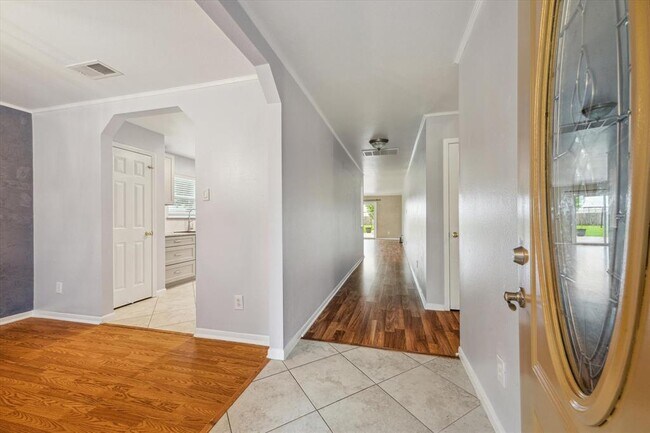 Building Photo - 3402 Fox Ct
