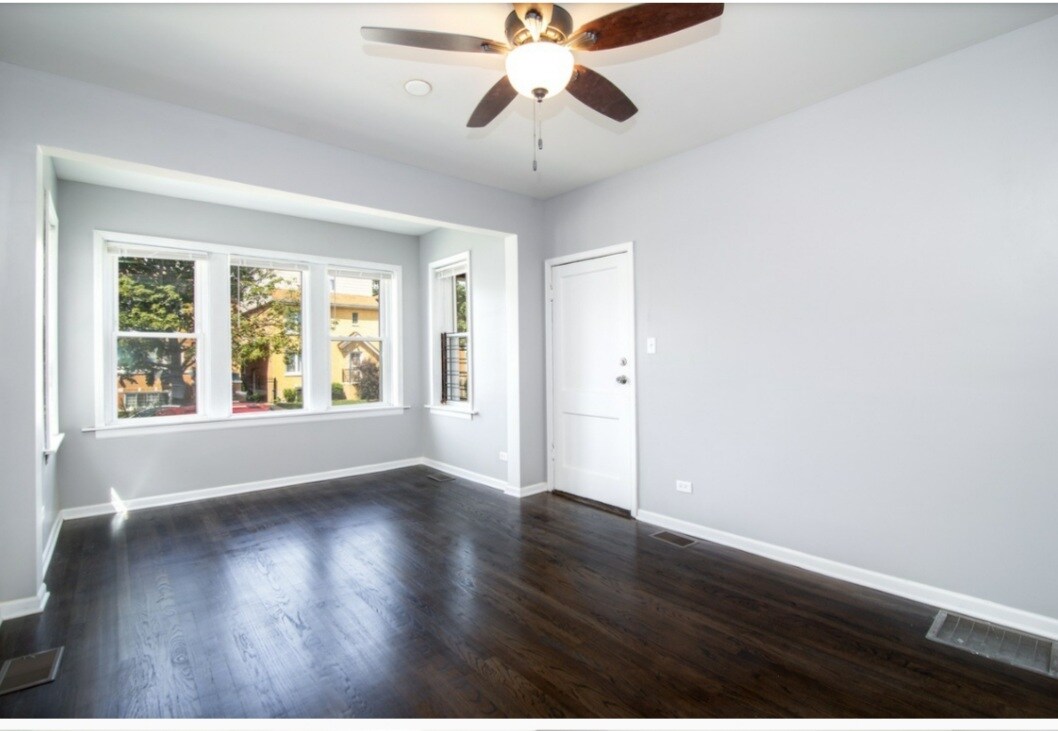 Foto del edificio - 7011 S Maplewood Ave
