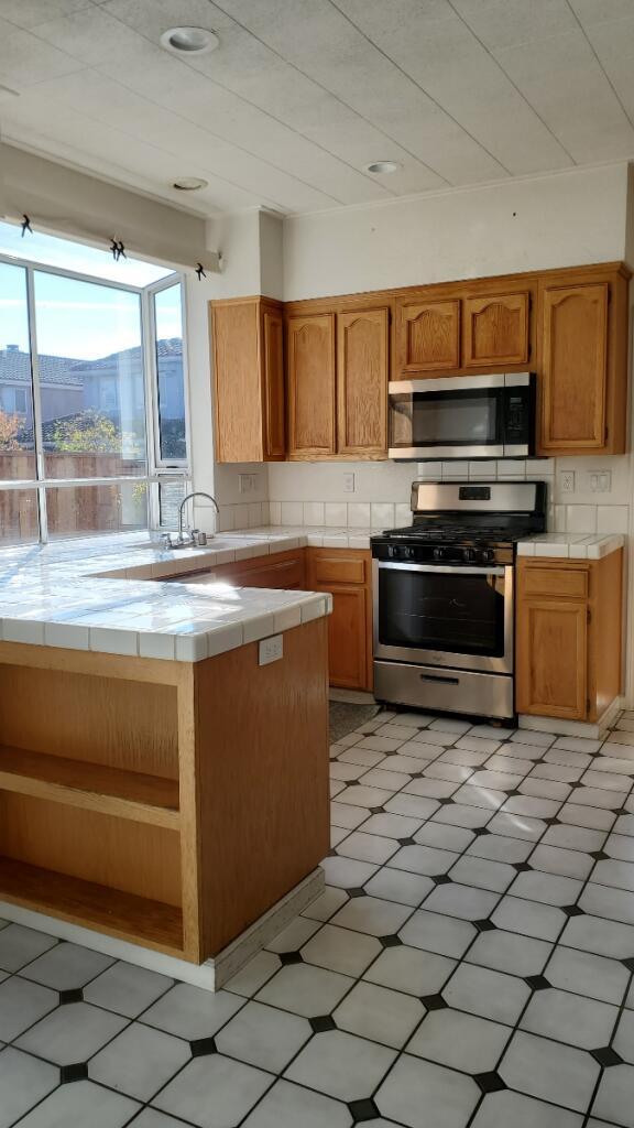 kitchen - 2 Lagorio Ct