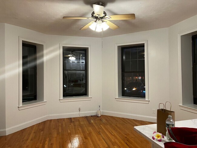 Building Photo - WOW!!!  GORGEOUS BRIGHTON 3 BED WITH HT AN...