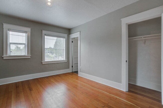 Foto del edificio - Nicely Renovated Top Floor Corner 1-Bed w/...