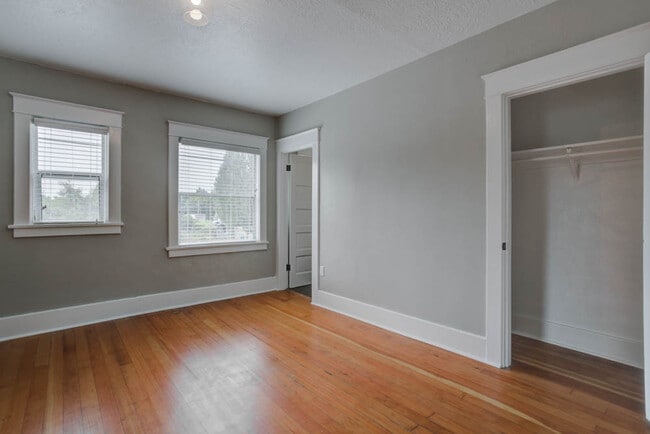 Foto del edificio - St. Johns Nicely Renovated Top Floor Corner 1-Bed!