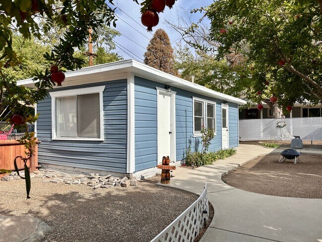 Building Photo - Fully Renovated Studio Steps from the Kern...
