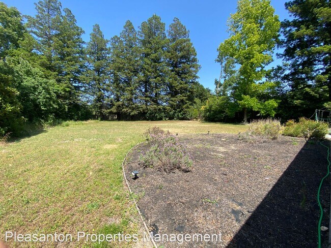 Building Photo - 4 br, 2.5 bath House - 38 Roatan Ct.