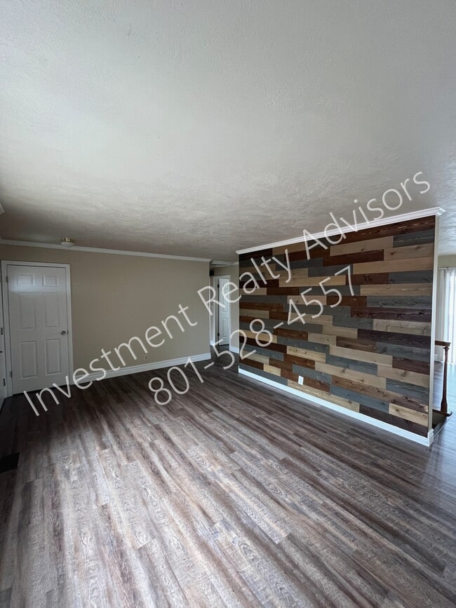 Building Photo - Spacious Duplex in Holladay!