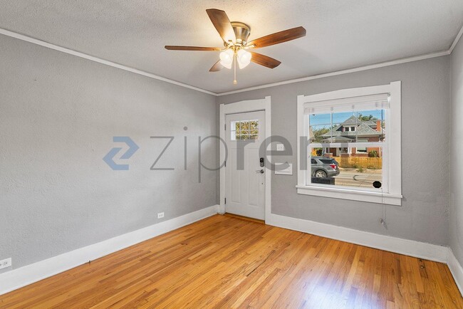 Building Photo - Unit