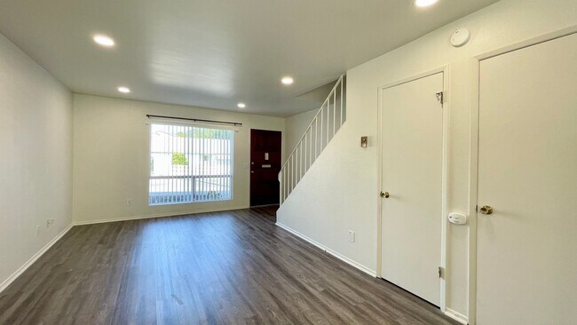 Foto del edificio - 2 Bedroom 2-1/2 Bathroom Townhouse w/ A/C by Sierra Vista Hospital and Near Cal Poly Campus
