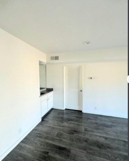 Building Photo - 144 S Doheny Dr