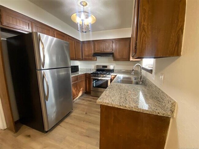Foto del edificio - Jenks Schools! This 3 bedroom, 2 bath duplex is located at back of cul-de-sac