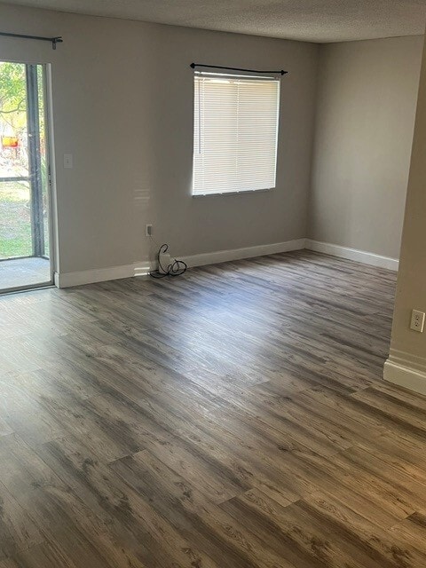 Foto del edificio - 2733 Hidden Lake Blvd