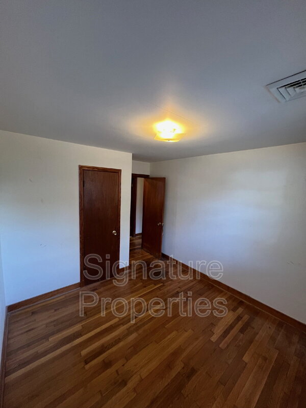 Foto del edificio - 135 N Oak Ave