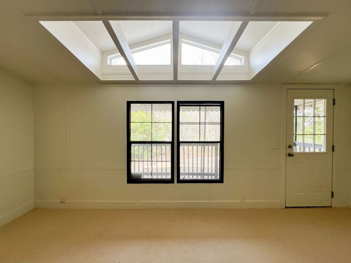 Primary Photo - Comfortable and Convenient Close to Greer ...