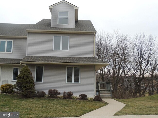 Foto del edificio - 404 Pinebrooke Cir