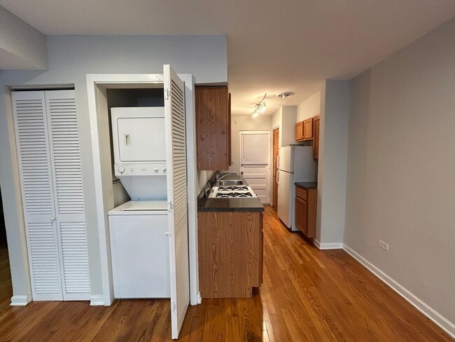 Building Photo - 6535 N Mozart-1R